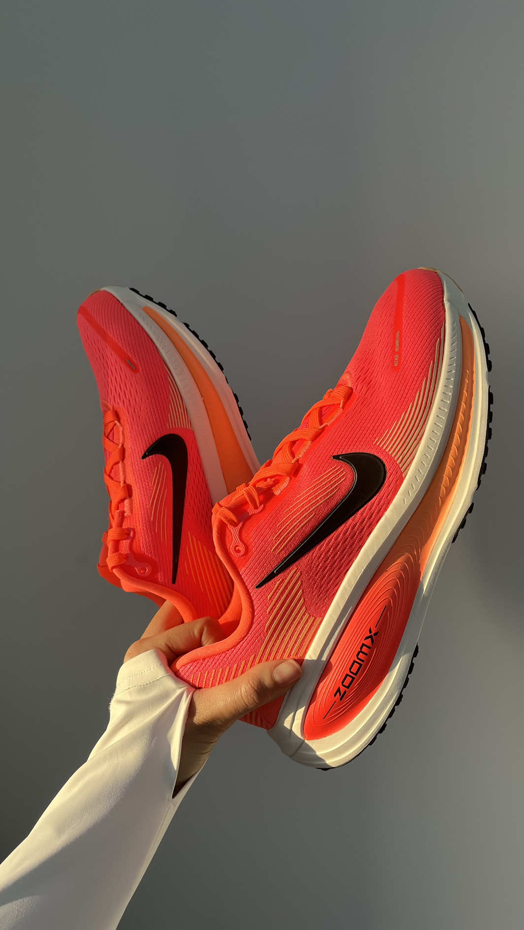 Vidéo UGC de Amel : Baskets de running colorées, Vidéo TikTok : présentation produit en vidéo courte