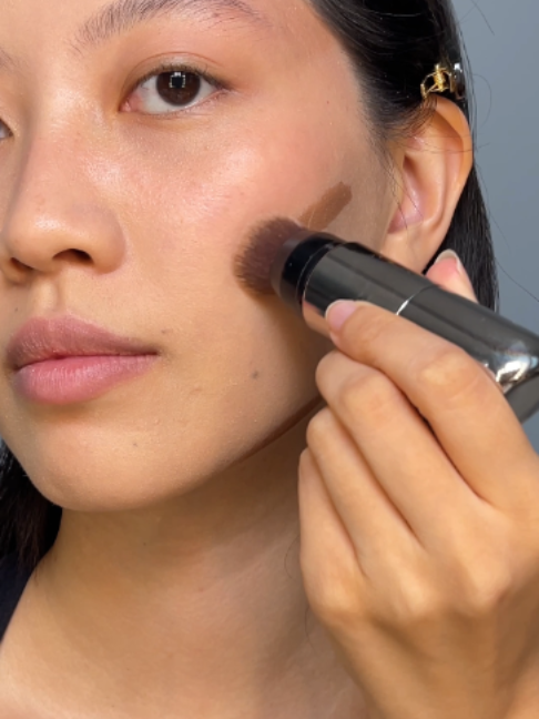 Vidéo UGC de Eve : Stick contouring facile à estomper, Vidéo TikTok : démonstration produit