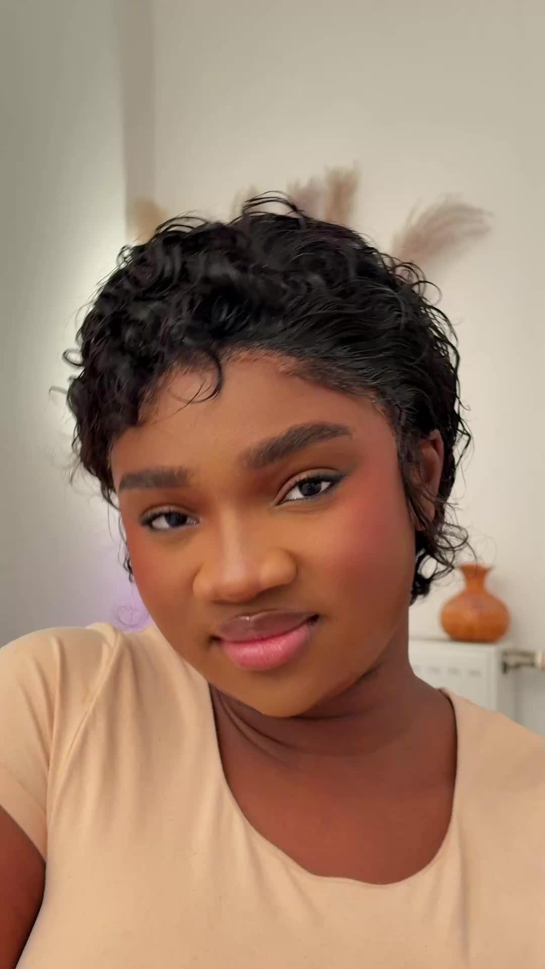 Vidéo UGC de Lauriane : Duo maquillage pour la trousse, Vidéo TikTok : présentation produit face caméra