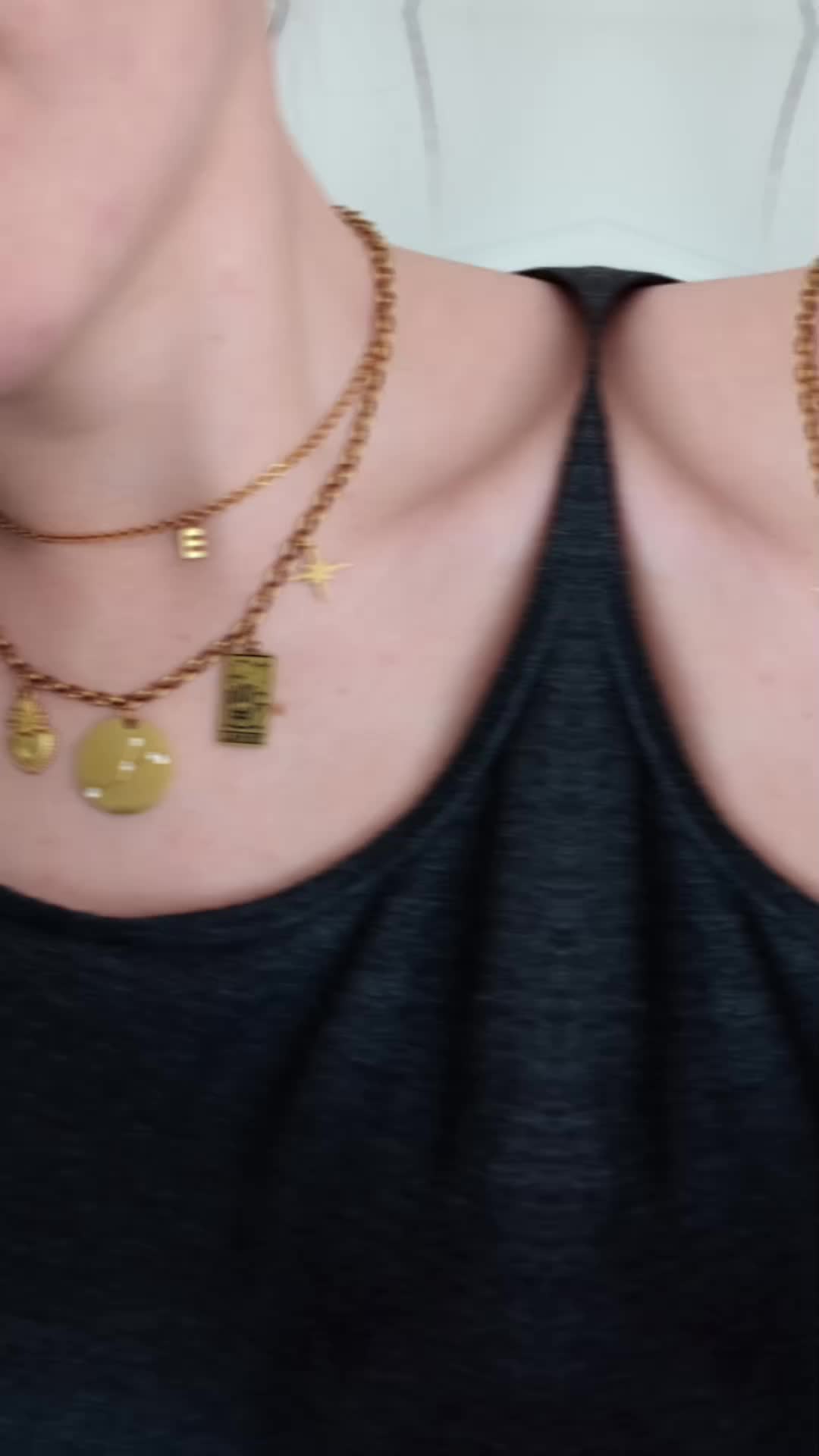 Vidéo UGC de Elodie : Colliers à pendentifs dorés, Vidéo TikTok : présentation de bijoux portés