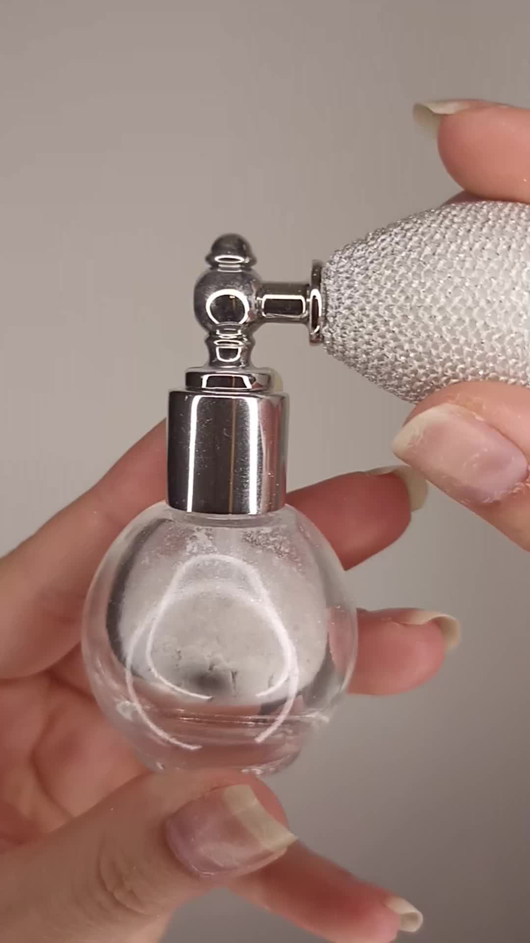 Vidéo UGC de Elodie : Poudre en spray corps et cheveux, Vidéo TikTok : démonstration produit en gros plan