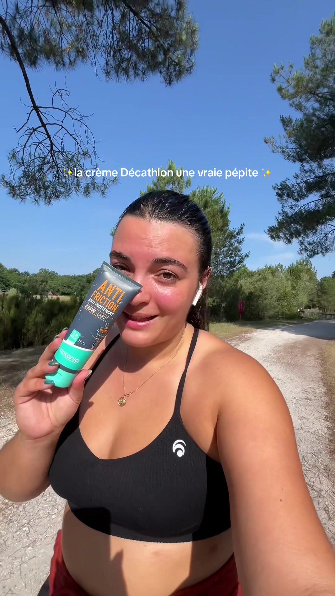 Vidéo UGC de Sarah : Crème anti-friction pour la course, Vidéo TikTok : avis produit face caméra en extérieur