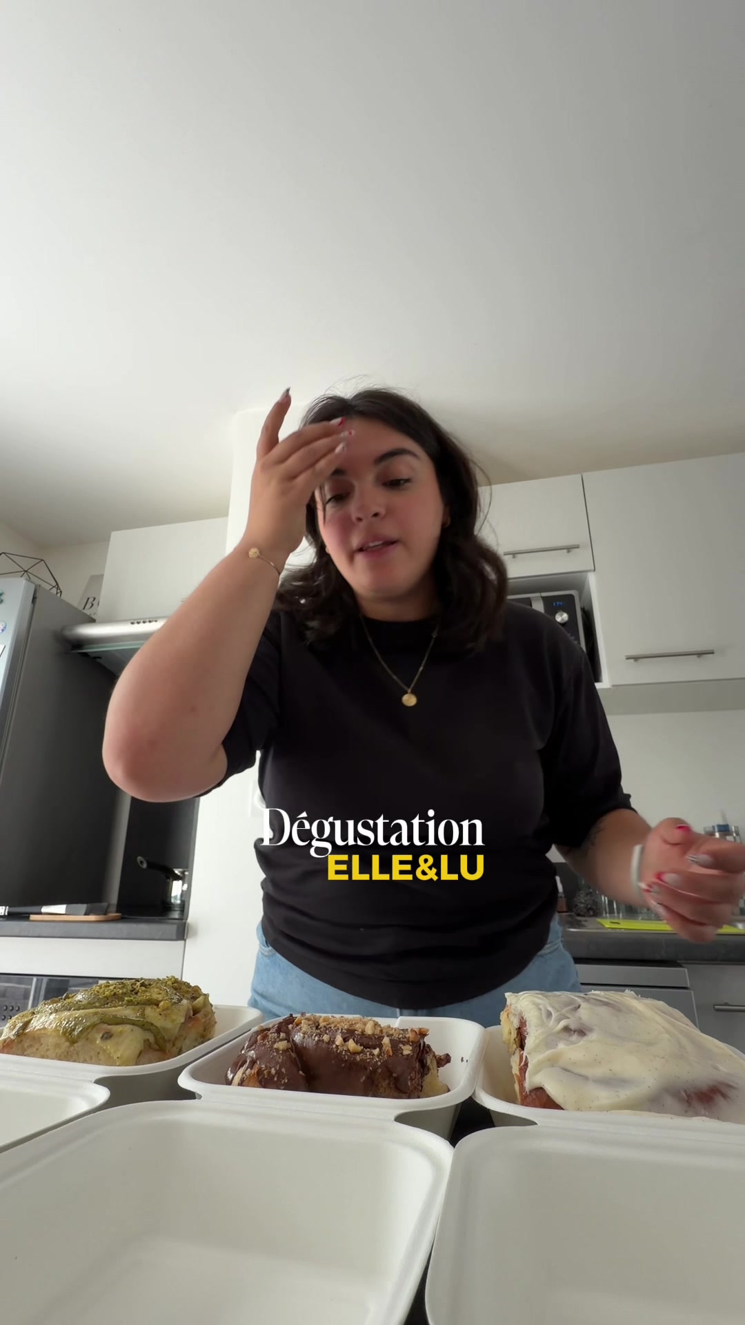 Vidéo UGC de Sarah : Dégustation de rolls, Vidéo TikTok : dégustation et avis face caméra