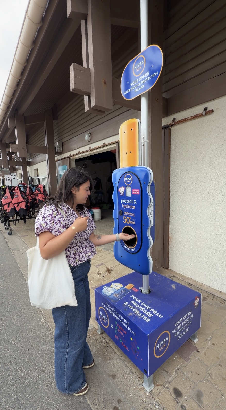 Vidéo UGC de Sarah : Distributeur de crème solaire, Vidéo TikTok : test produit sur le terrain