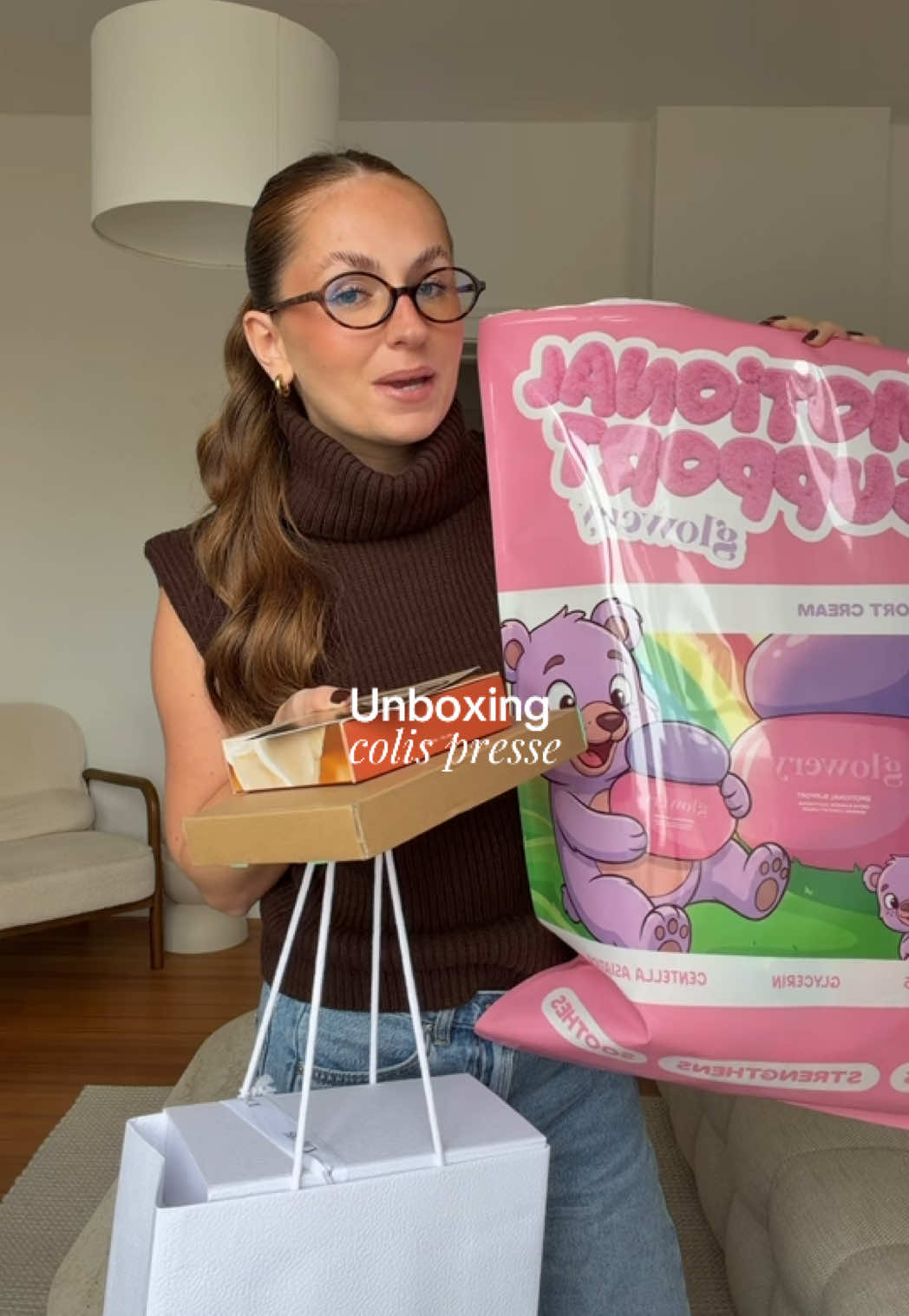 Vidéo UGC de Clémence : Déballage de colis beauté, Vidéo TikTok : déballage de colis presse face caméra