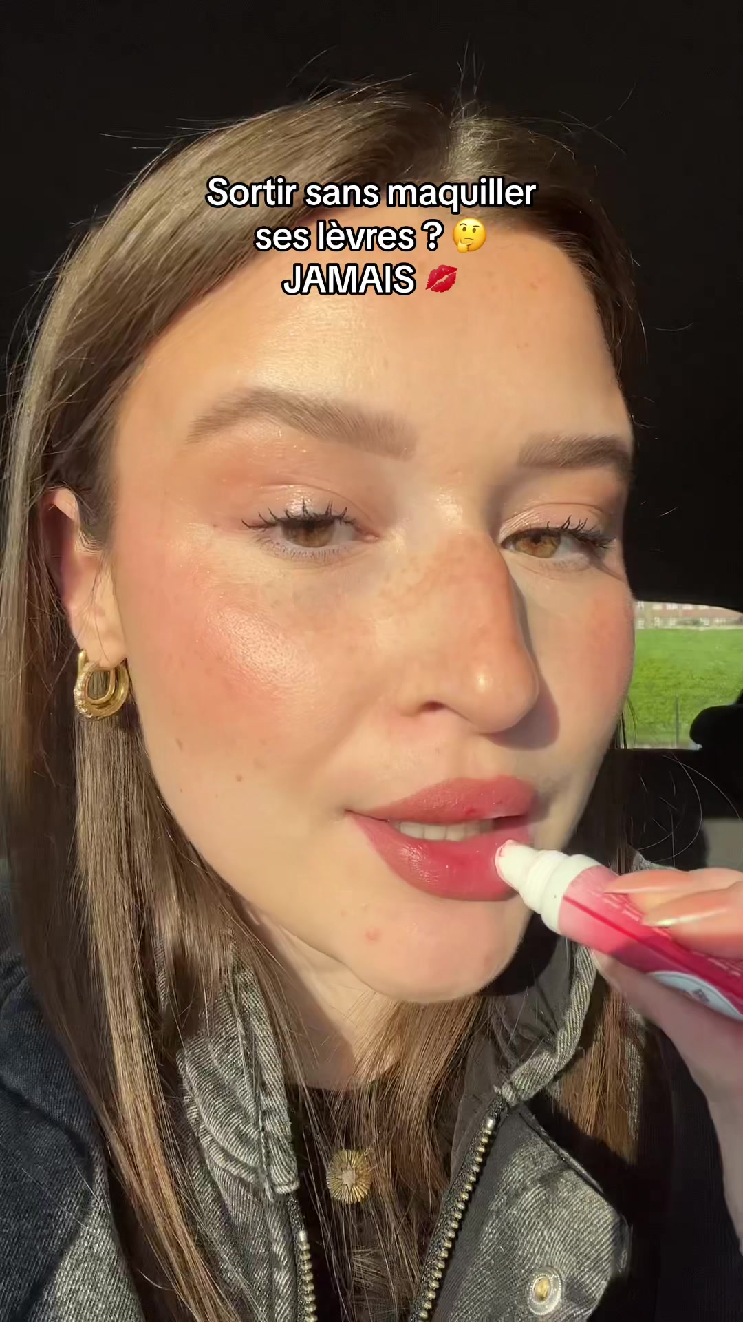 Vidéo UGC de Philippine : Combo crayon et rouge à lèvres, Vidéo TikTok : maquillage des lèvres face caméra
