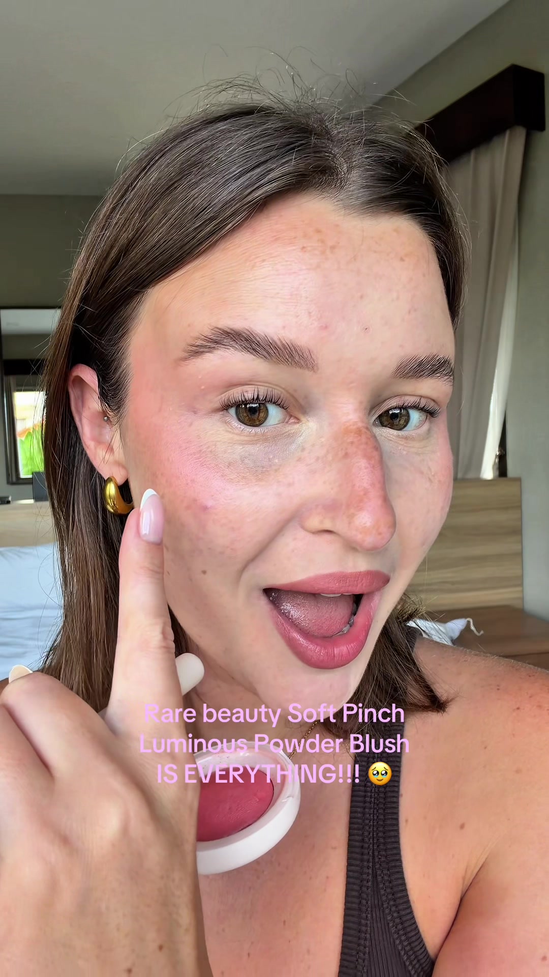 Vidéo UGC de Philippine : Blush poudre lumineux, Vidéo TikTok : avis produit maquillage face caméra