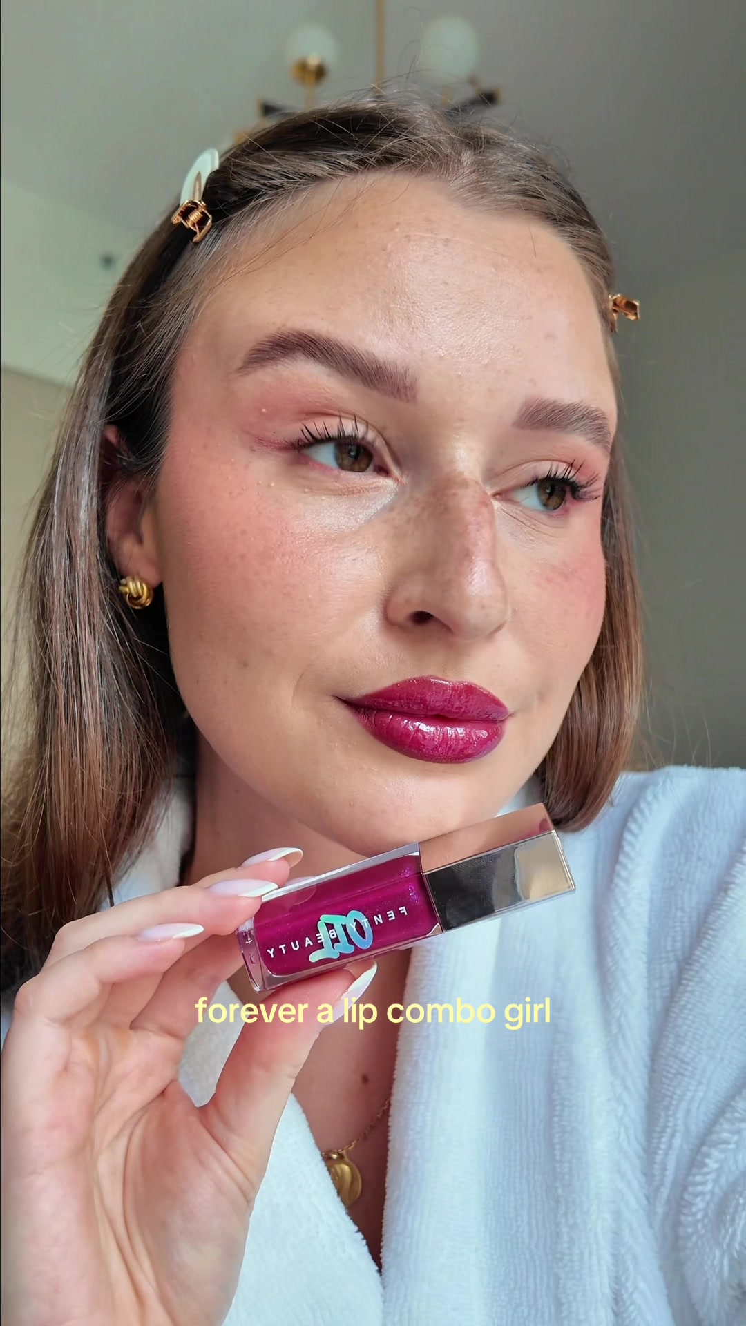 Vidéo UGC de Philippine : Gloss rose effet brillant, Vidéo TikTok : démonstration de gloss face caméra