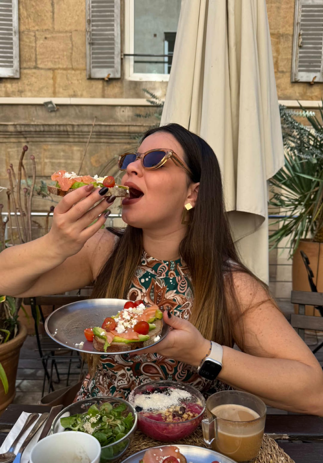 Vidéo UGC de Aya : Brunch healthy en jardin, Vidéo TikTok : découverte d'une adresse