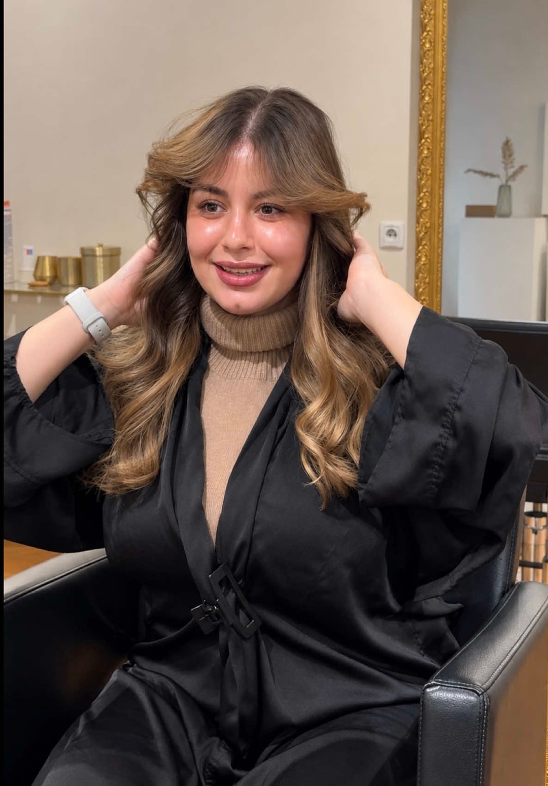 Vidéo UGC de Aya : Salon de coiffure, Vidéo TikTok : transformation capillaire en salon
