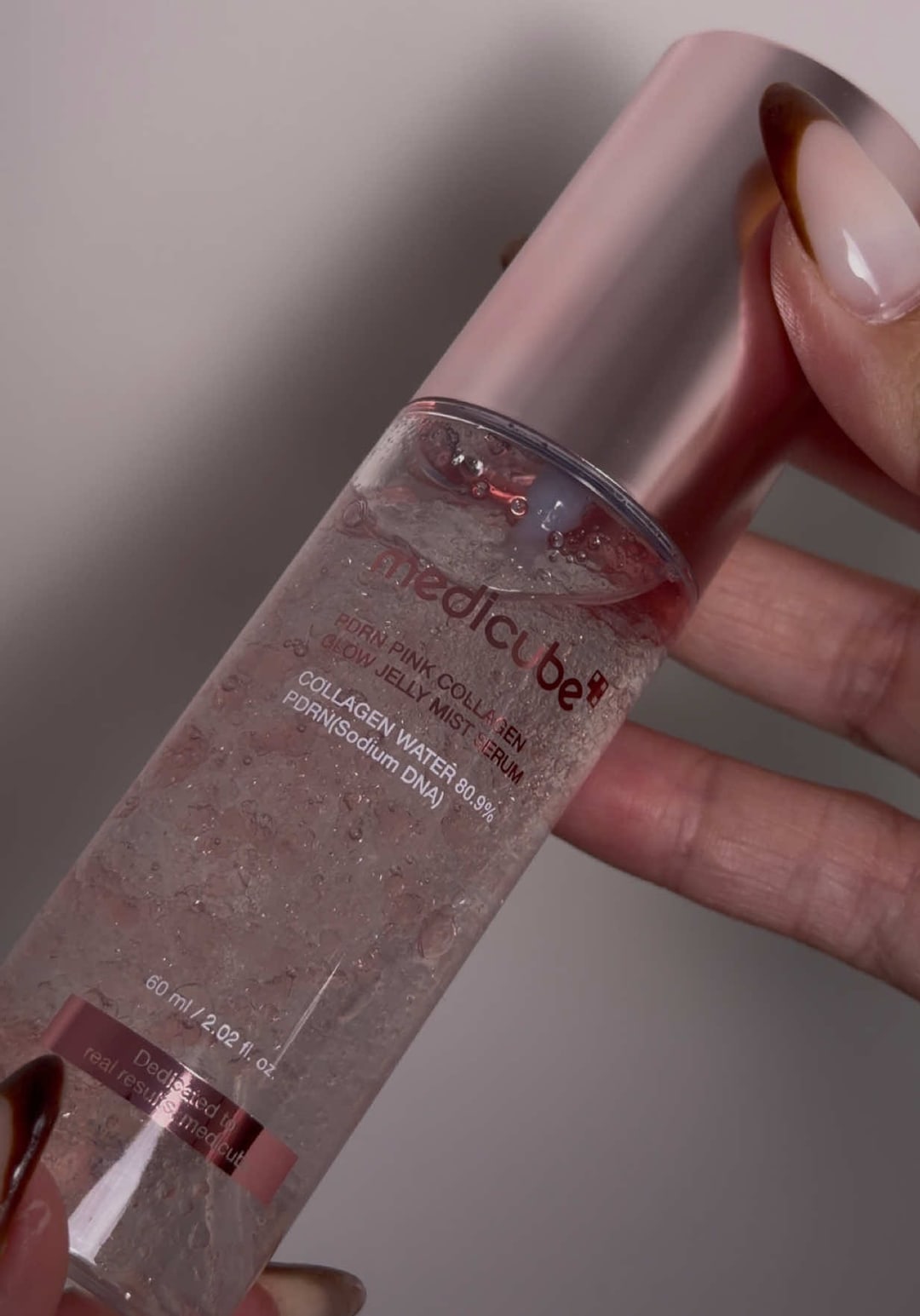 Vidéo UGC de Mélina : Brume sérum pour le visage, Vidéo TikTok : démonstration d’un soin en brume