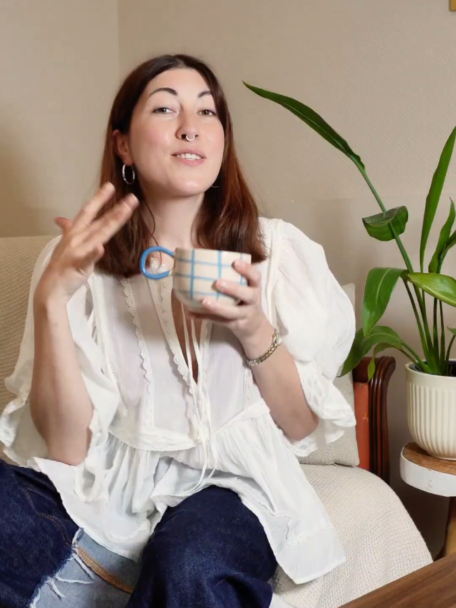 Vidéo UGC de Emma : Baume contour des yeux, Vidéo TikTok : déballage d’une livraison originale