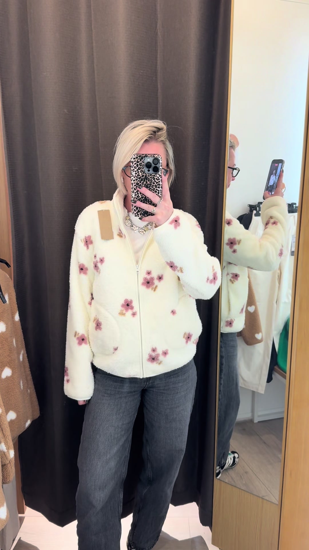 Vidéo UGC de Pauline : Essayage en cabine, Vidéo TikTok : nouveautés d’automne essayées en magasin