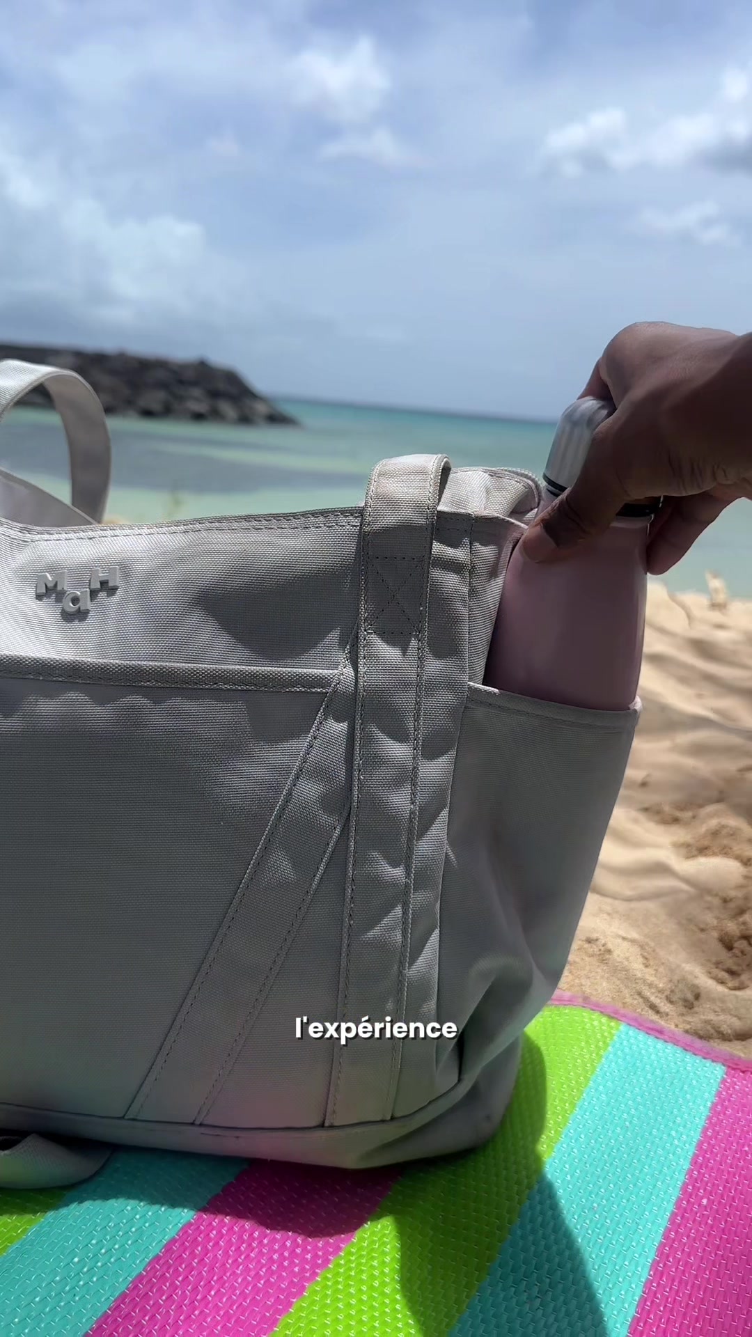 Vidéo UGC de Cindy : Sac de plage, Vidéo TikTok : mise en scène à la plage