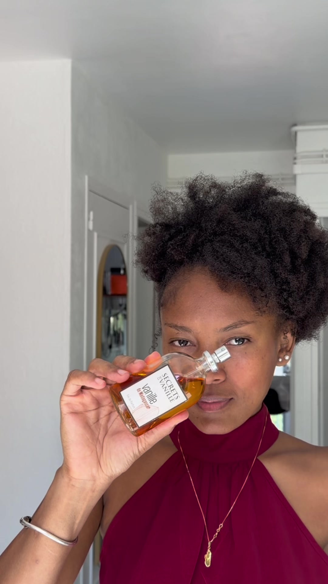 Vidéo UGC de Briaela : Parfum, Vidéo TikTok : mise en scène d’un parfum