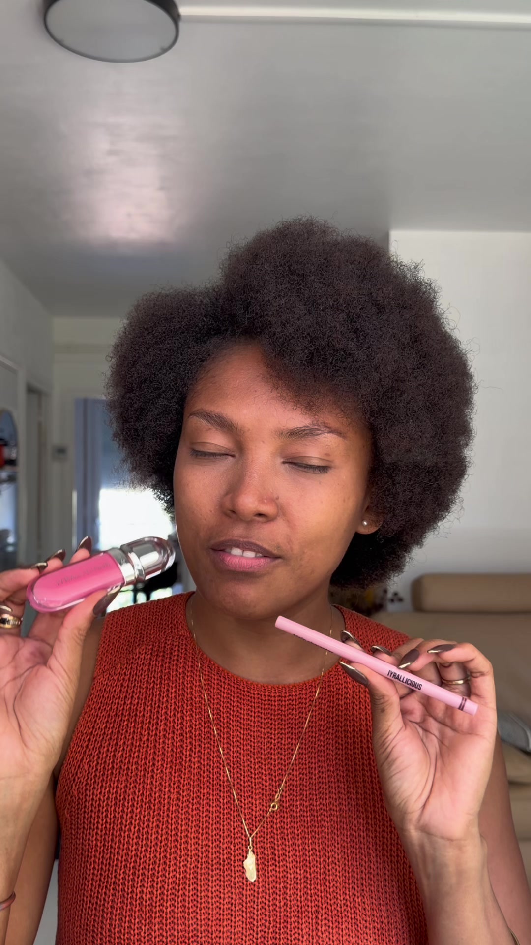 Vidéo UGC de Briaela : Crayon et gloss pour les lèvres, Vidéo TikTok : application maquillage des lèvres