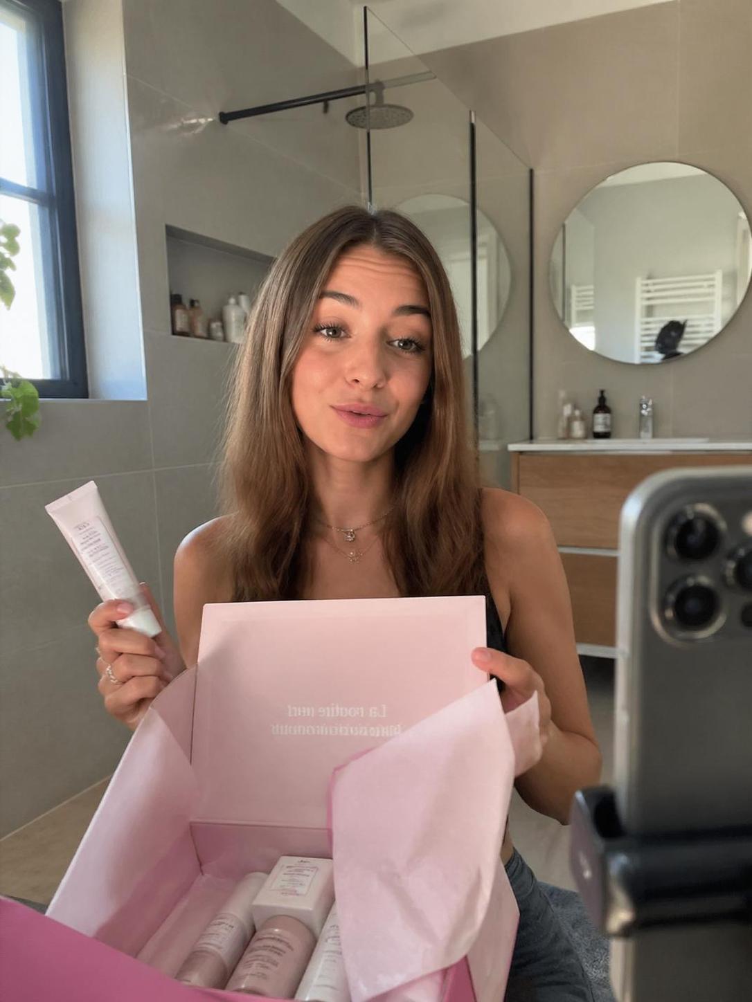 découvrez comment tiktok shop et le contenu généré par les créatrices (ugc) ouvrent de nouvelles opportunités pour booster votre visibilité et vos ventes.
