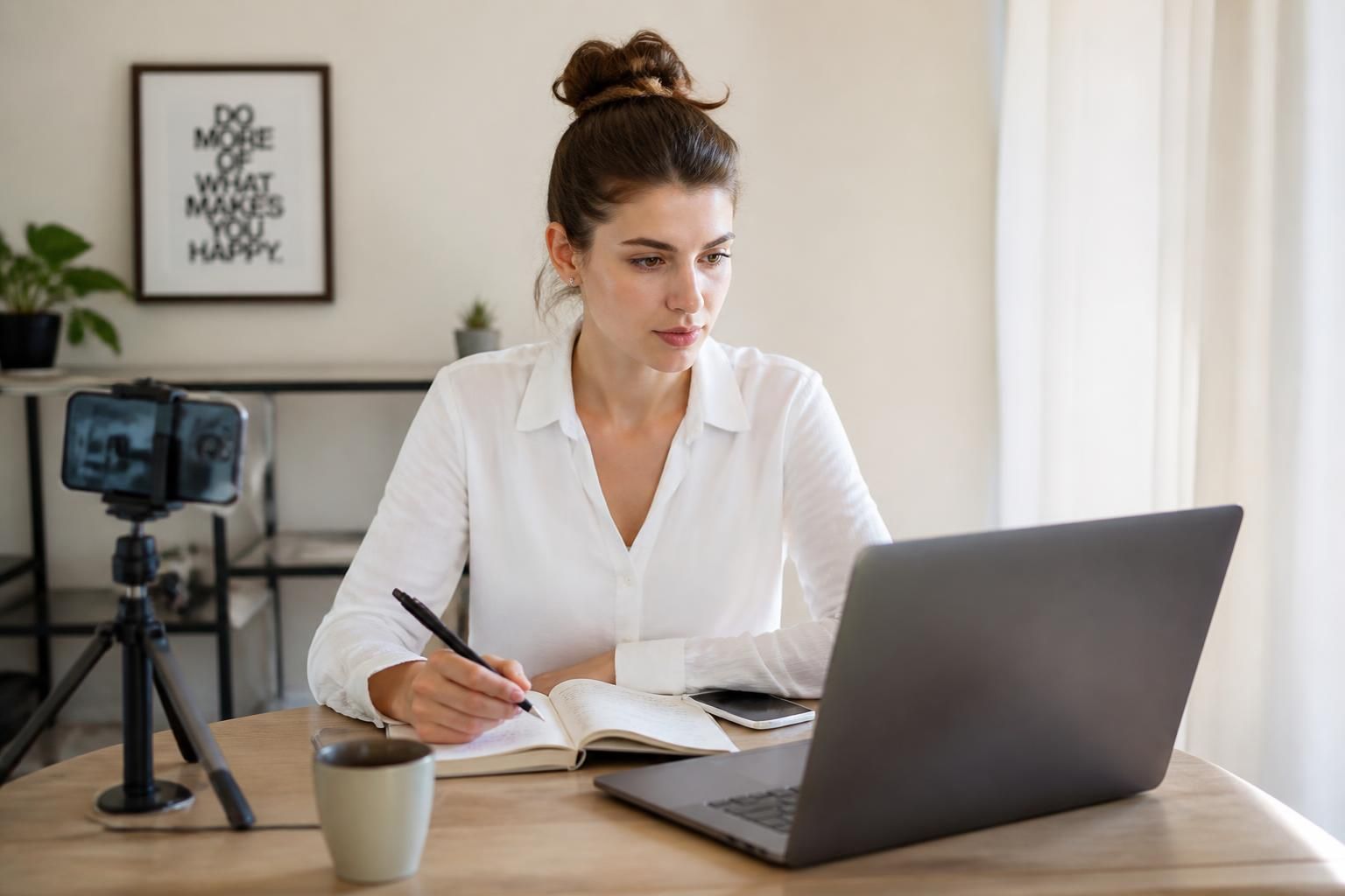 découvrez comment surmonter le syndrome de l'imposteur en tant que créatrice et affirmez votre confiance pour valoriser pleinement votre talent et votre créativité.